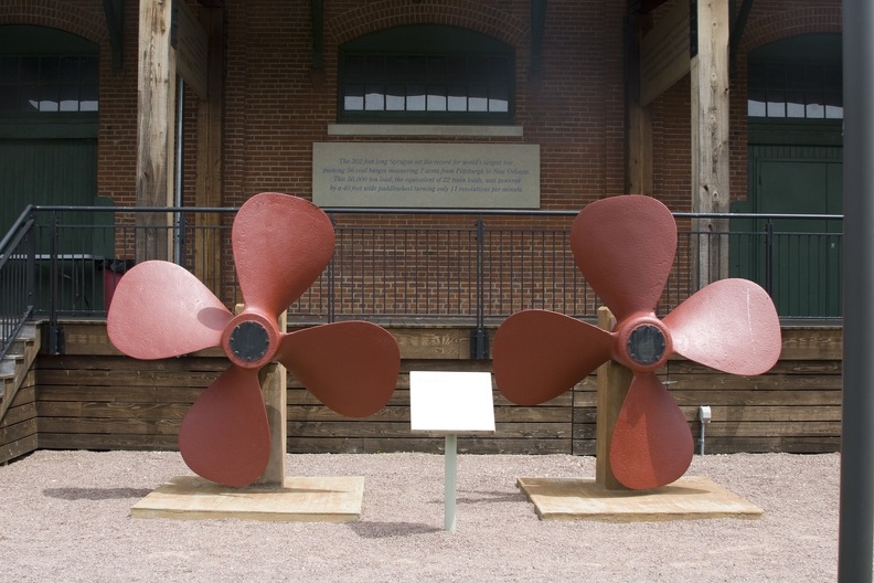 314-0964 Dubuque IA - Mississippi River Museum - Propellers from te Potter.jpg